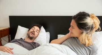 Mann schnarcht im Bett Frau liegt wach