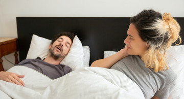 Mann schnarcht im Bett Frau liegt wach