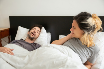 Mann schnarcht im Bett Frau liegt wach