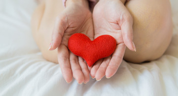 Foto von Puwadon Sang-ngern von Pexels Frau hält Herz in der Hand