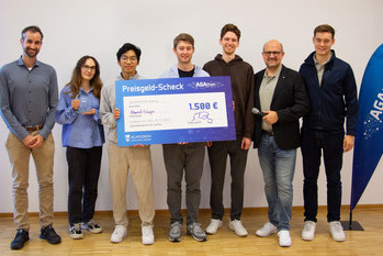 Das Siegerteam der Challenge „Tumroboard 2.0“, „Neural Ninjas“, mit Dr. Silvan Becker (links) und Sebastian Polag (2.v.r.) und Fabian Lechner (rechts)