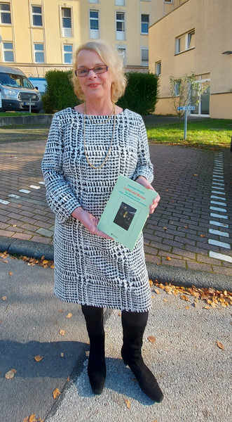 Petra Hahn-Wiechert mit ihrem Buch „Lachen und Weinen – Mein Dank an das Leben“.