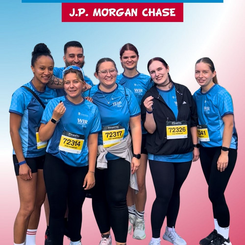 Das sind unsere Kolleg:innen vor und nach dem J.P. Morgan Lauf – man merkt, dass wir im Gesundheitswesen arbeiten, so...